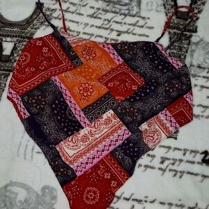 Crop Top with print, thin sleeves and open back with tie at the back